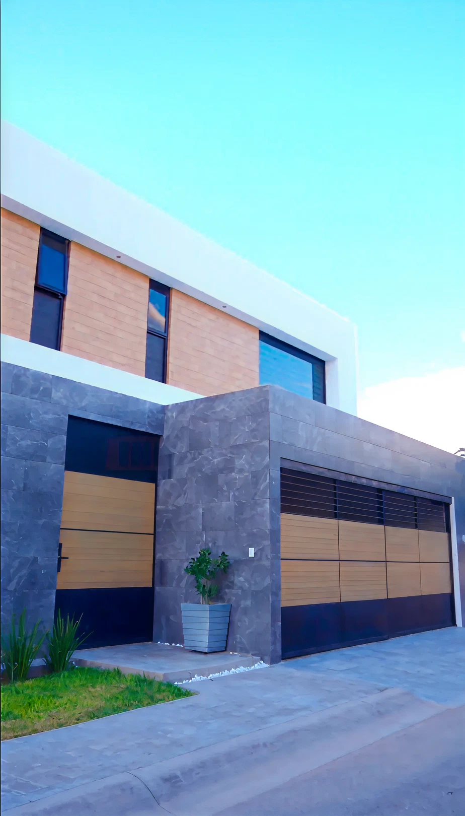 Fachada de casa construida por Grupo Mercado